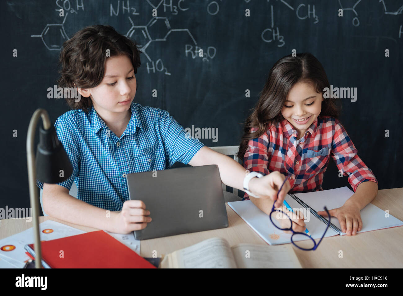 Art Kids enjoying impliqués à l'école leçon Banque D'Images