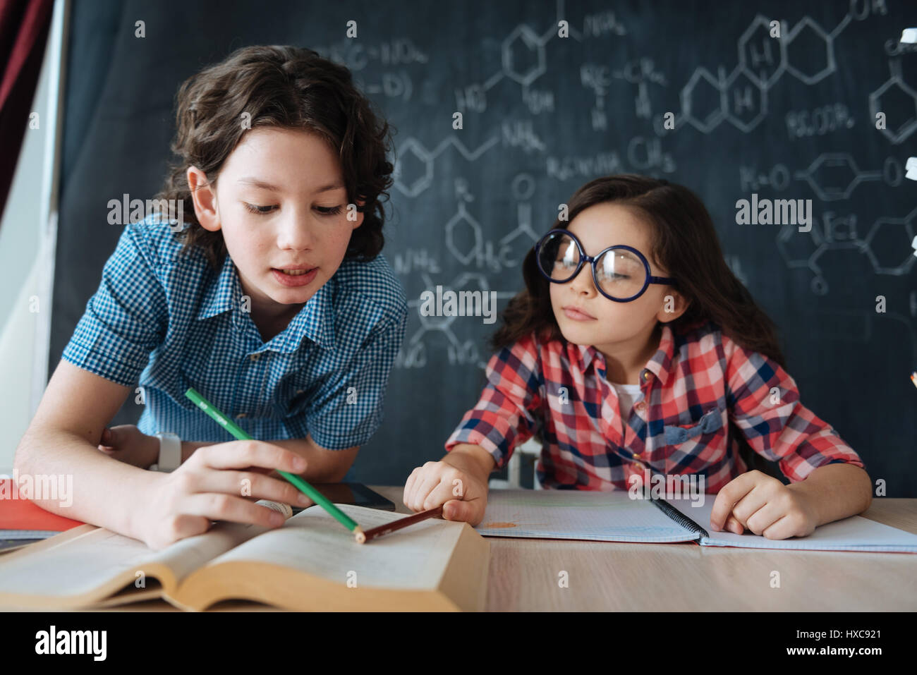 Les amis l'apprentissage des langues vivantes à l'école Banque D'Images