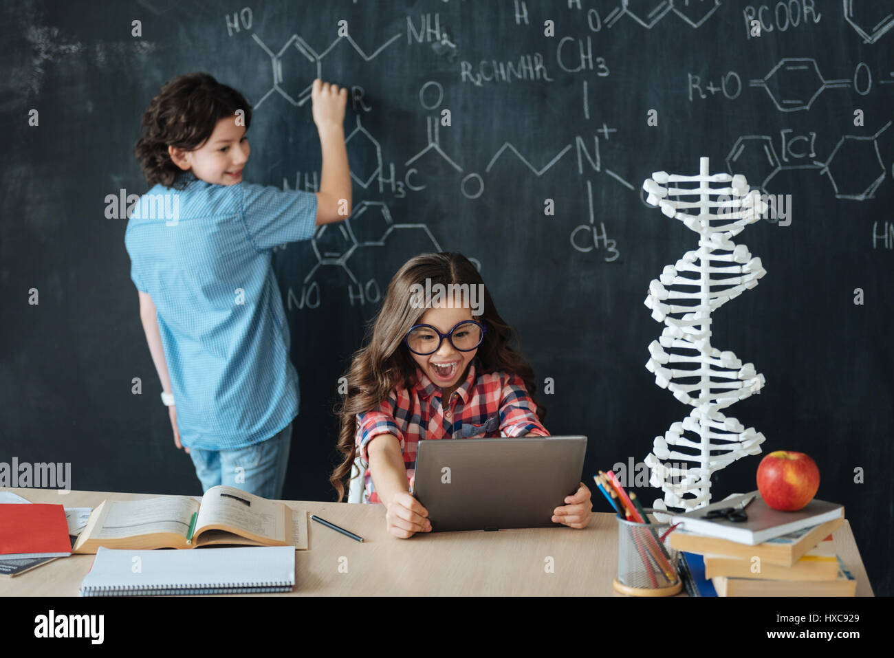 Peu ravi élèves bénéficiant de cours de chimie à l'école Banque D'Images