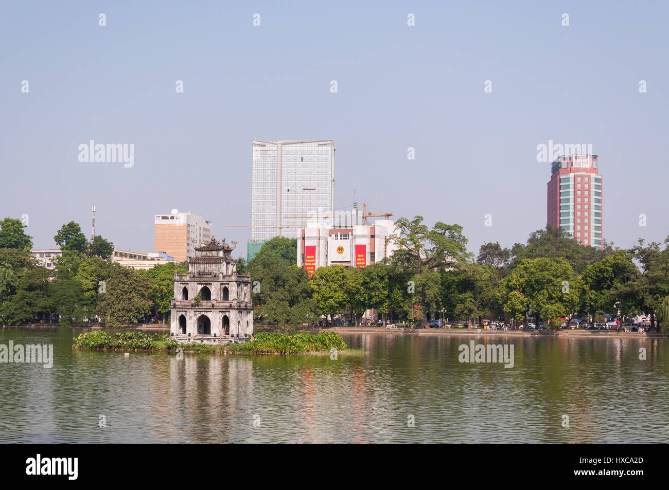 Thap Rua Turtle Tower Island sur le lac Hoan Kiem avec ville en arrière-plan, Hanoi, Vietnam Banque D'Images