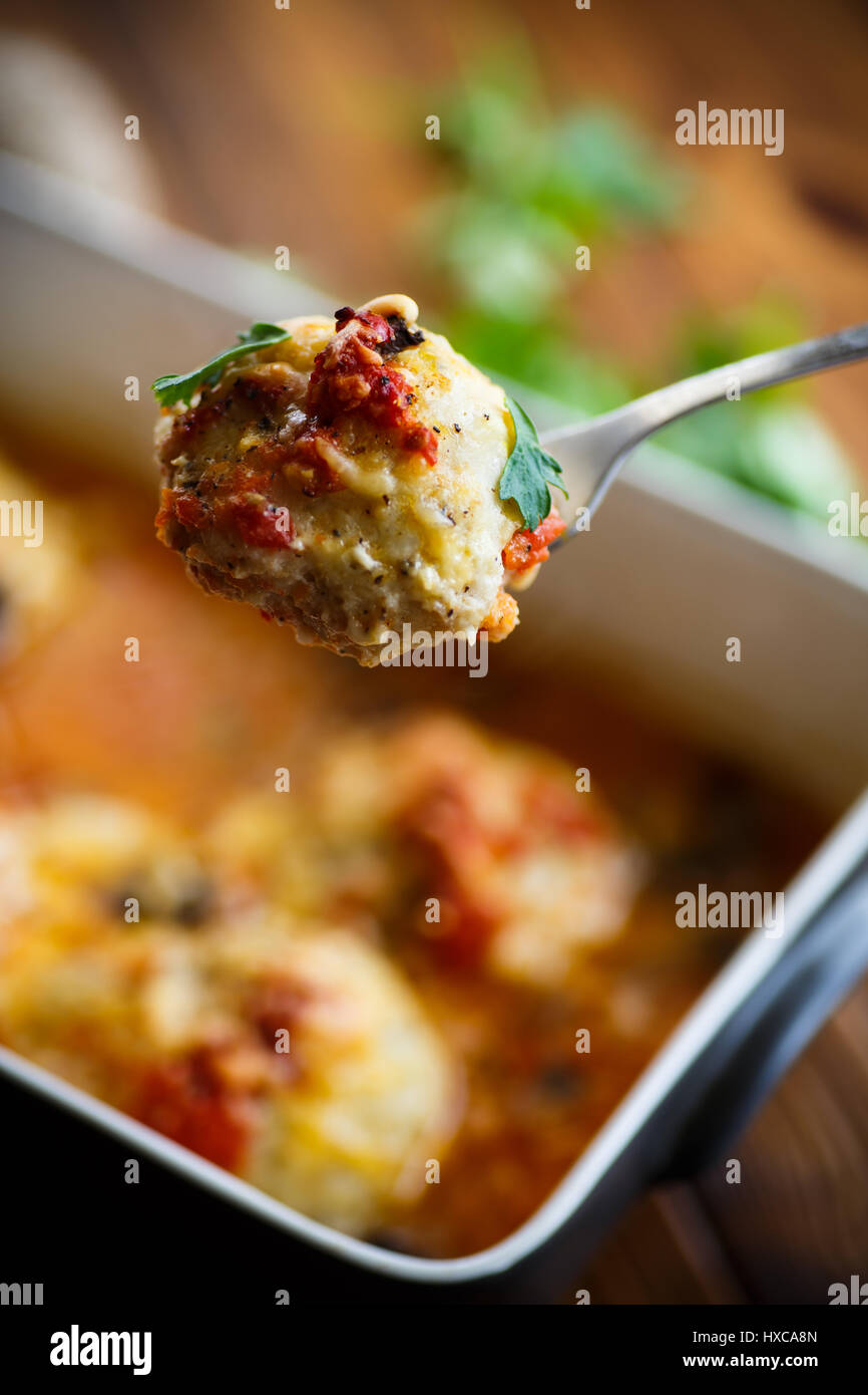 Boulettes de poisson en sauce au four Banque D'Images