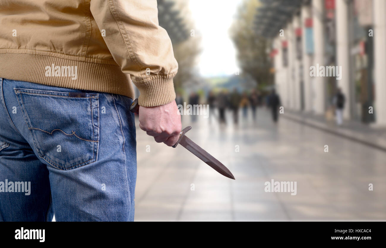 Killer man s'attaque à l'aide d'un couteau sur la place publique Banque D'Images