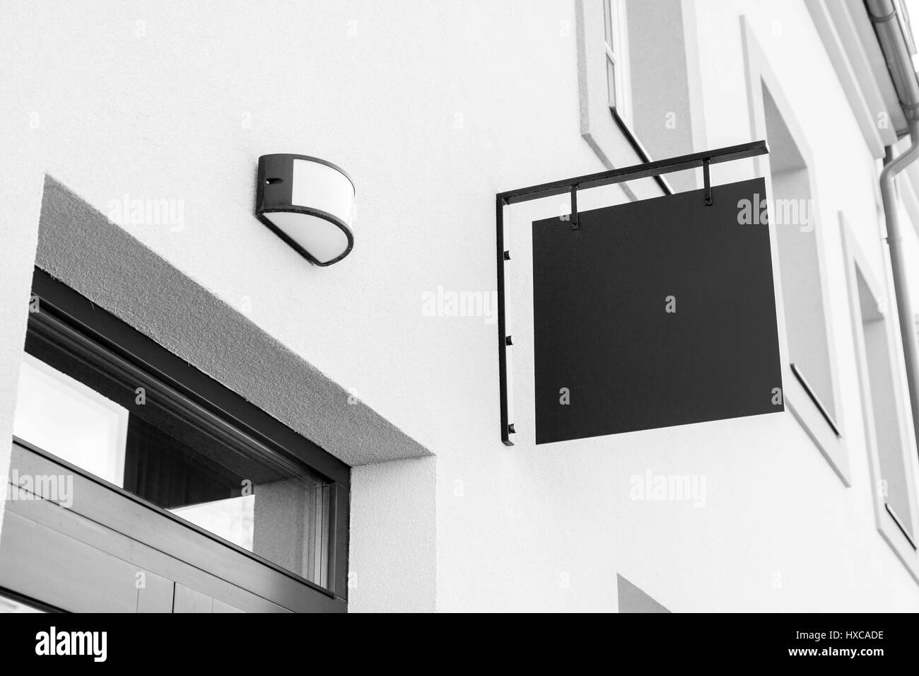 Image noir et blanc d'entreprise de plein air vide maquette signalisation d'ajouter le logo de la société Banque D'Images