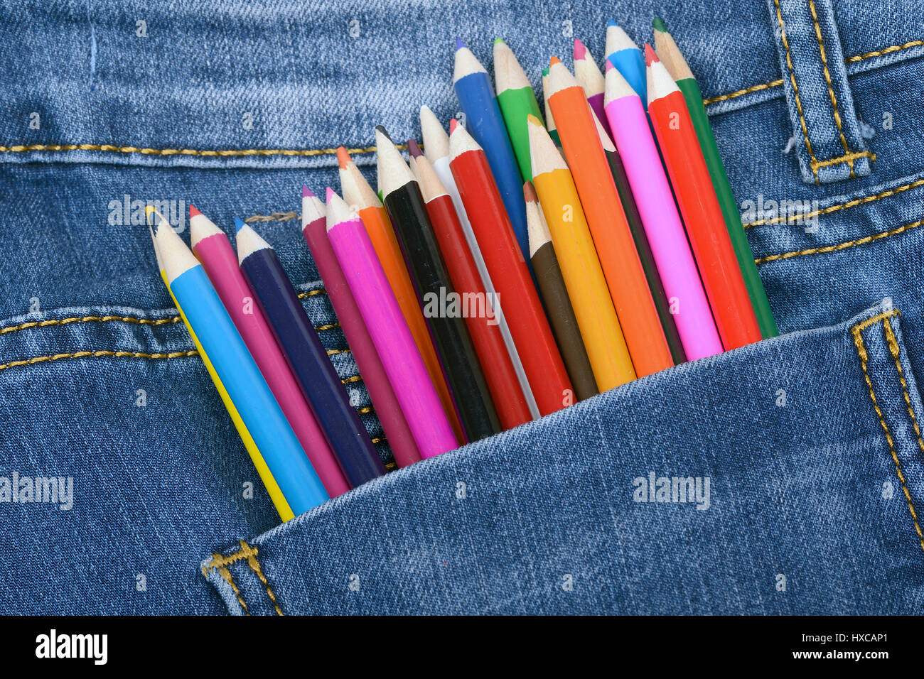 Pocket jeans et d'un groupe de dessin crayons de couleur Photo Stock - Alamy