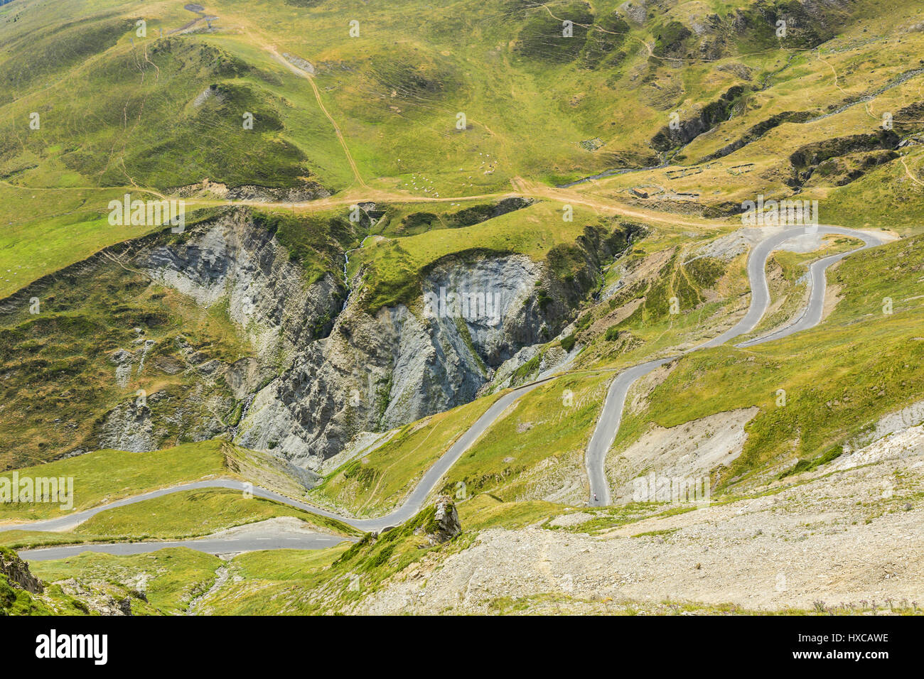 Image d'une route sinueuse qui monte au col du Tourmalet sur le du nord-ouest dans les montagnes des Pyrénées. Banque D'Images