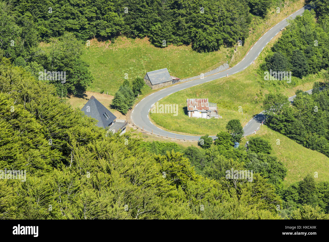 Virages en épingle sur une route en montant vers le Col d'Aspin dans les Pyrénées Moutnains,France Banque D'Images