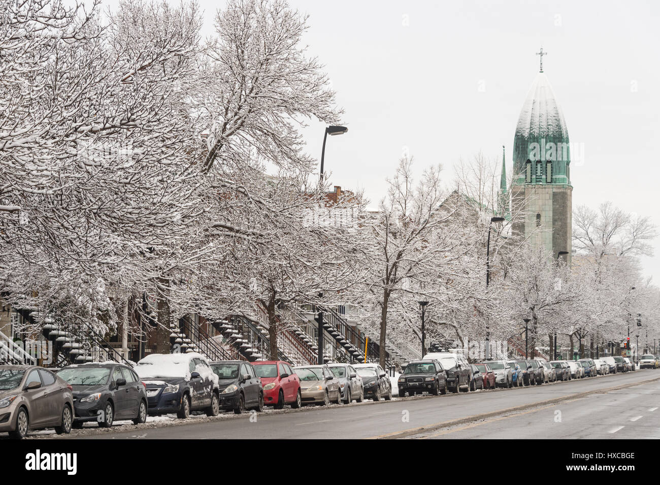 Montréal, Canada - 25 mars 2017 : La rue Christophe-Colomb et paroisse église Saint-Arsene en hiver Banque D'Images