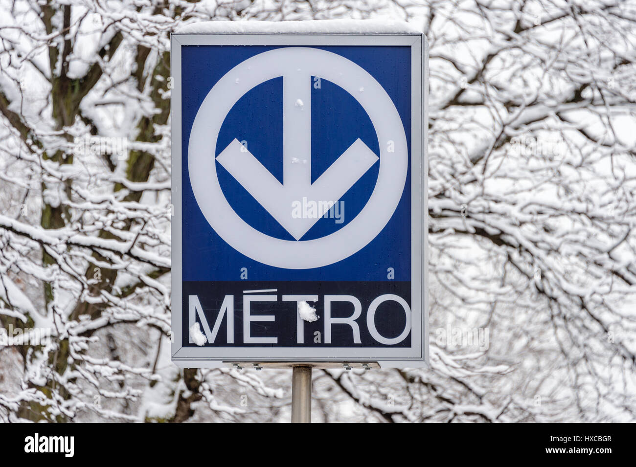 Montréal, Canada - 25 mars 2017 : Montréal Métro STM panneau bleu pendant une tempête de neige Banque D'Images