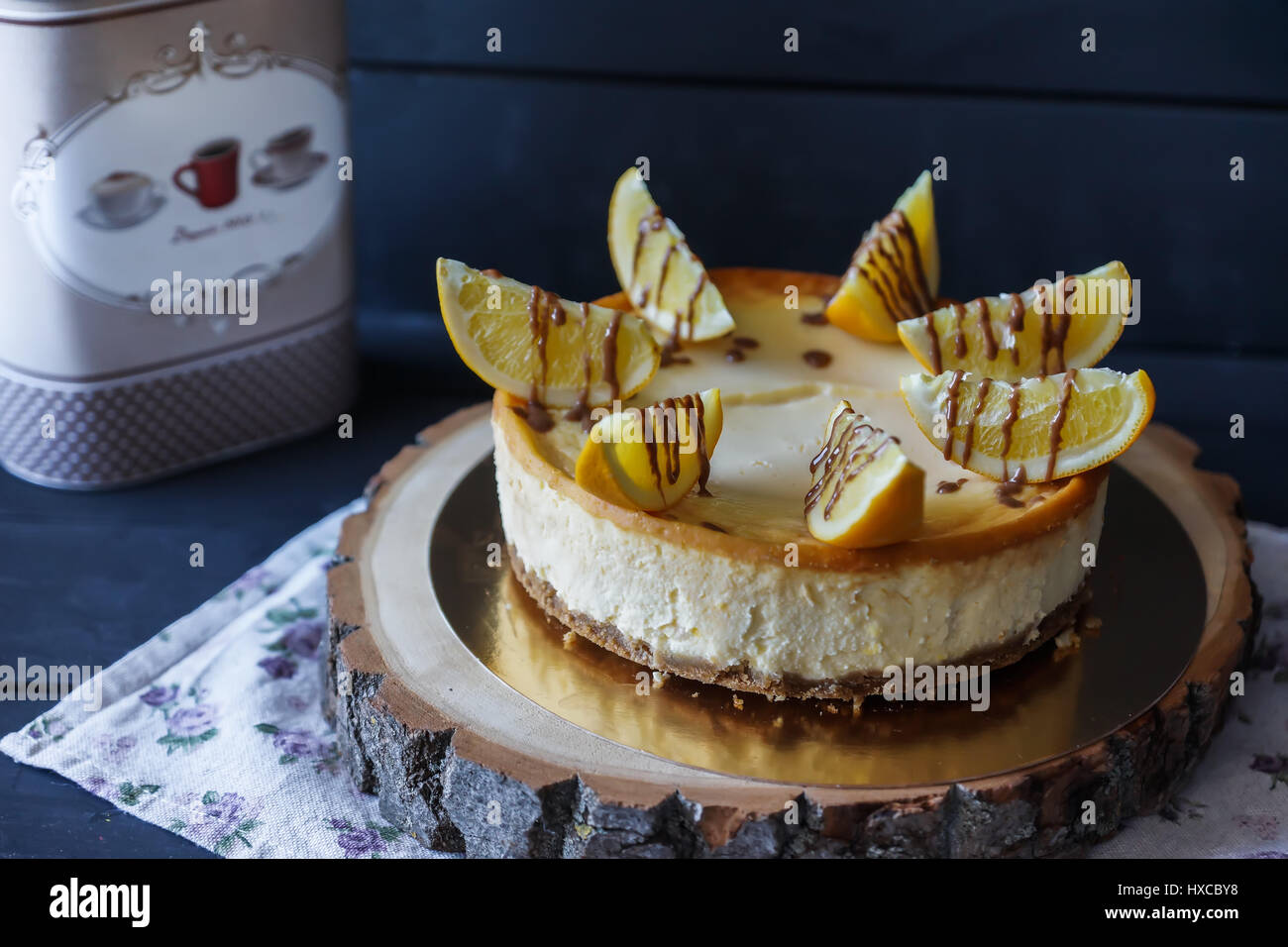 Délicieux gâteau avec des quartiers d'orange et sauce au chocolat Banque D'Images