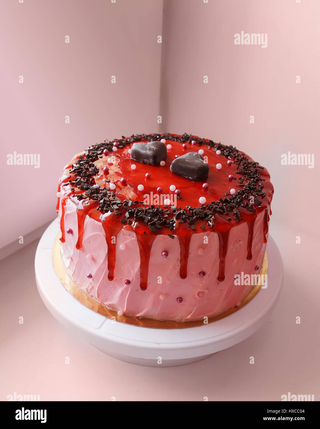 Delicieux Gateau Au Chocolat Avec De La Confiture De Fraises Et De Decoration Photo Stock Alamy