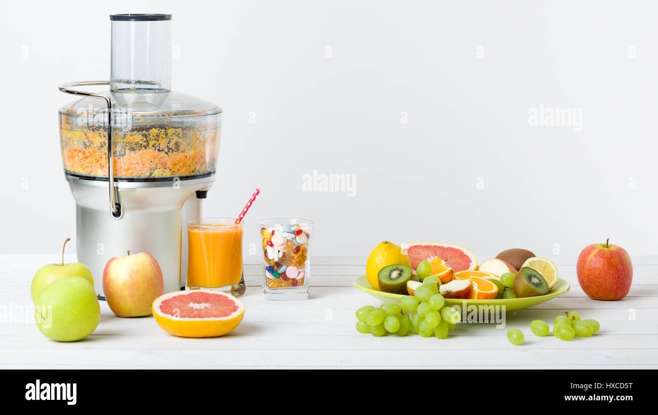 Style de vie sain et un régime alimentaire concept. Jus de fruits, des pilules et des suppléments de vitamine, choix concept sur fond blanc Banque D'Images