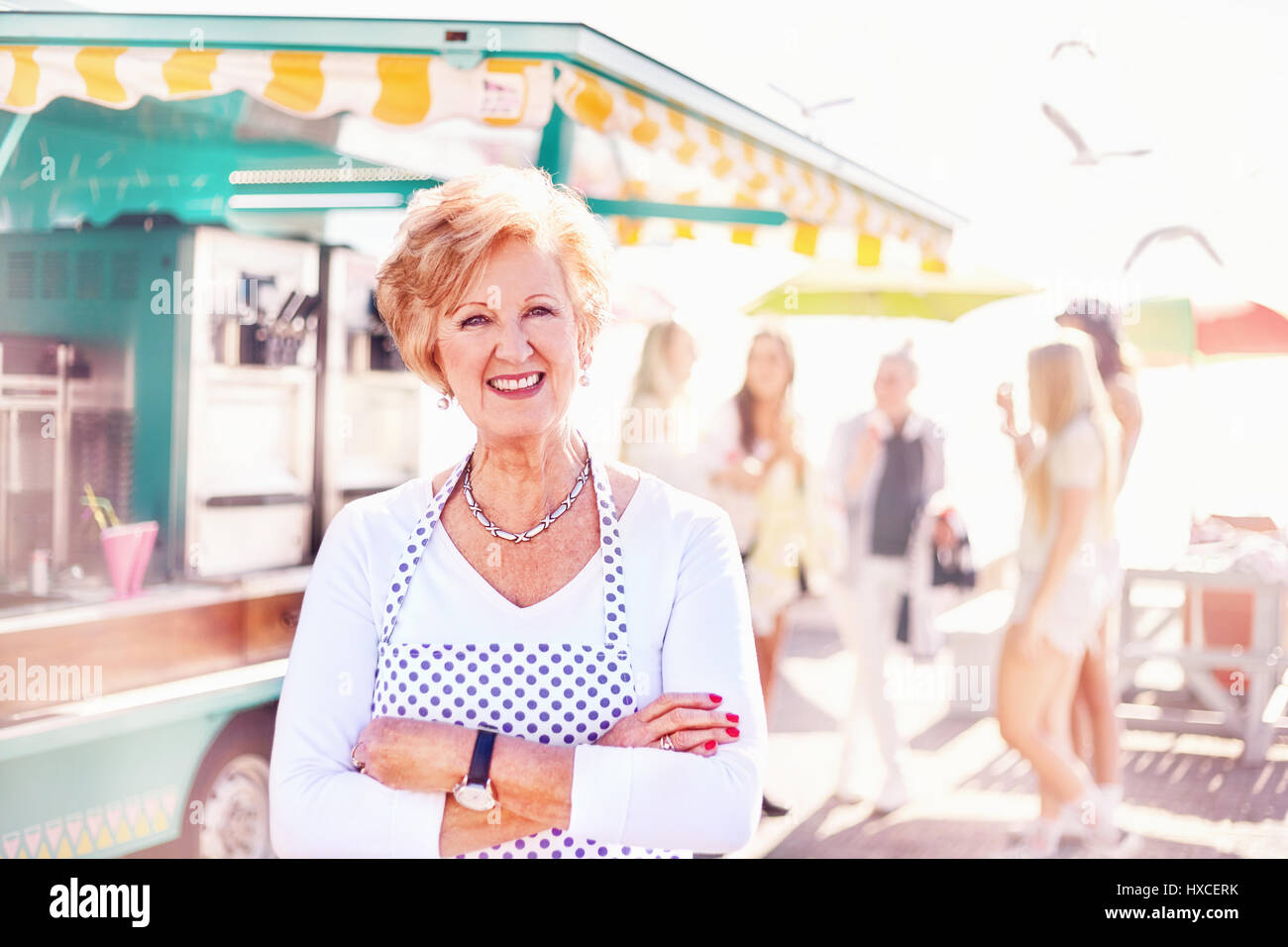 Portrait smiling senior femme propriétaire d'entreprise à l'extérieur de l'alimentation panier Banque D'Images
