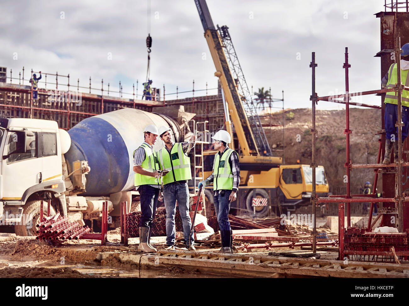 Travailleurs de la construction debout Banque de photographies et d ...