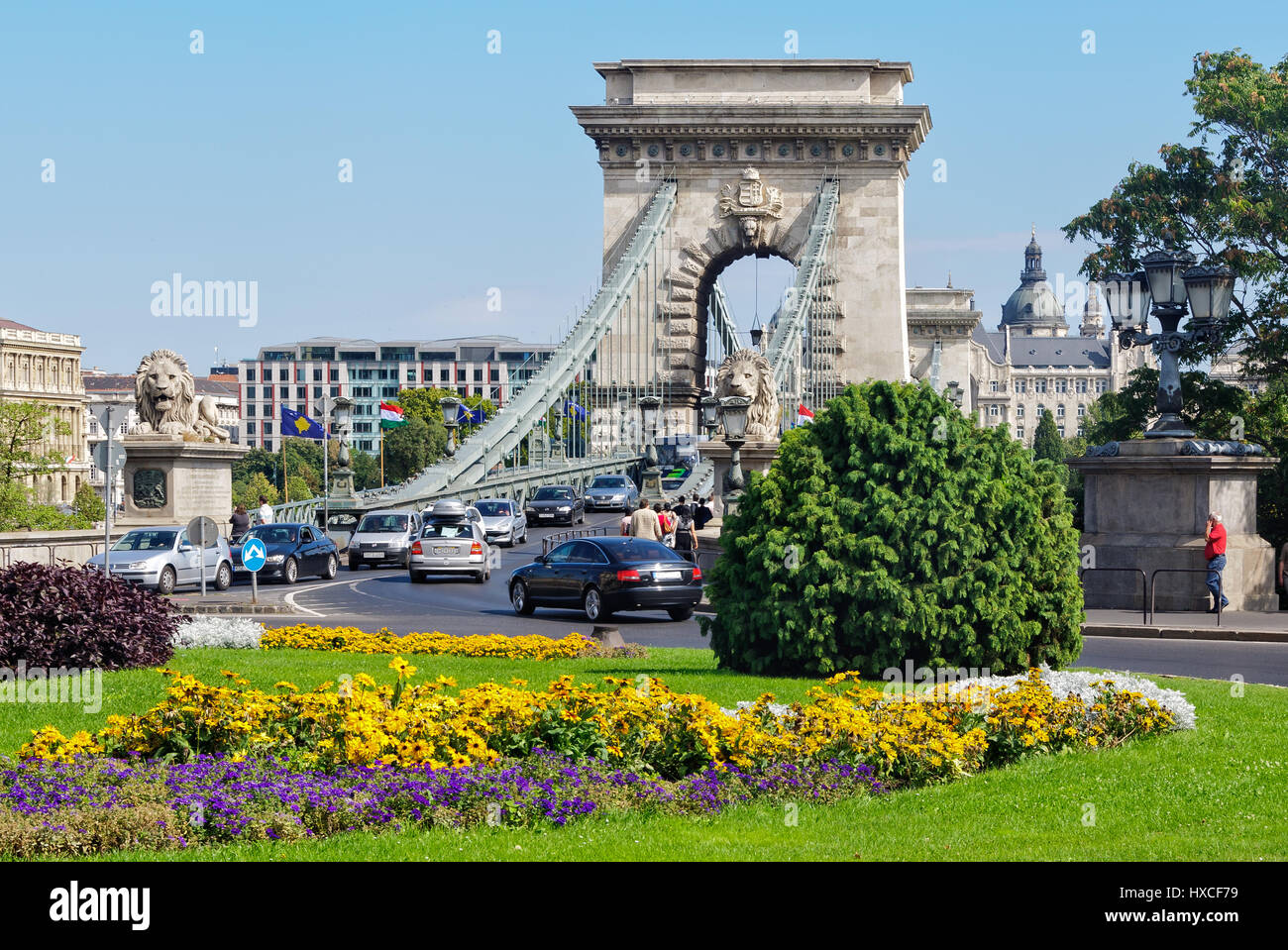 Lit de fleur sur la place Adam Clark sur le côté Buda du pont - Budapest, Hongrie Banque D'Images