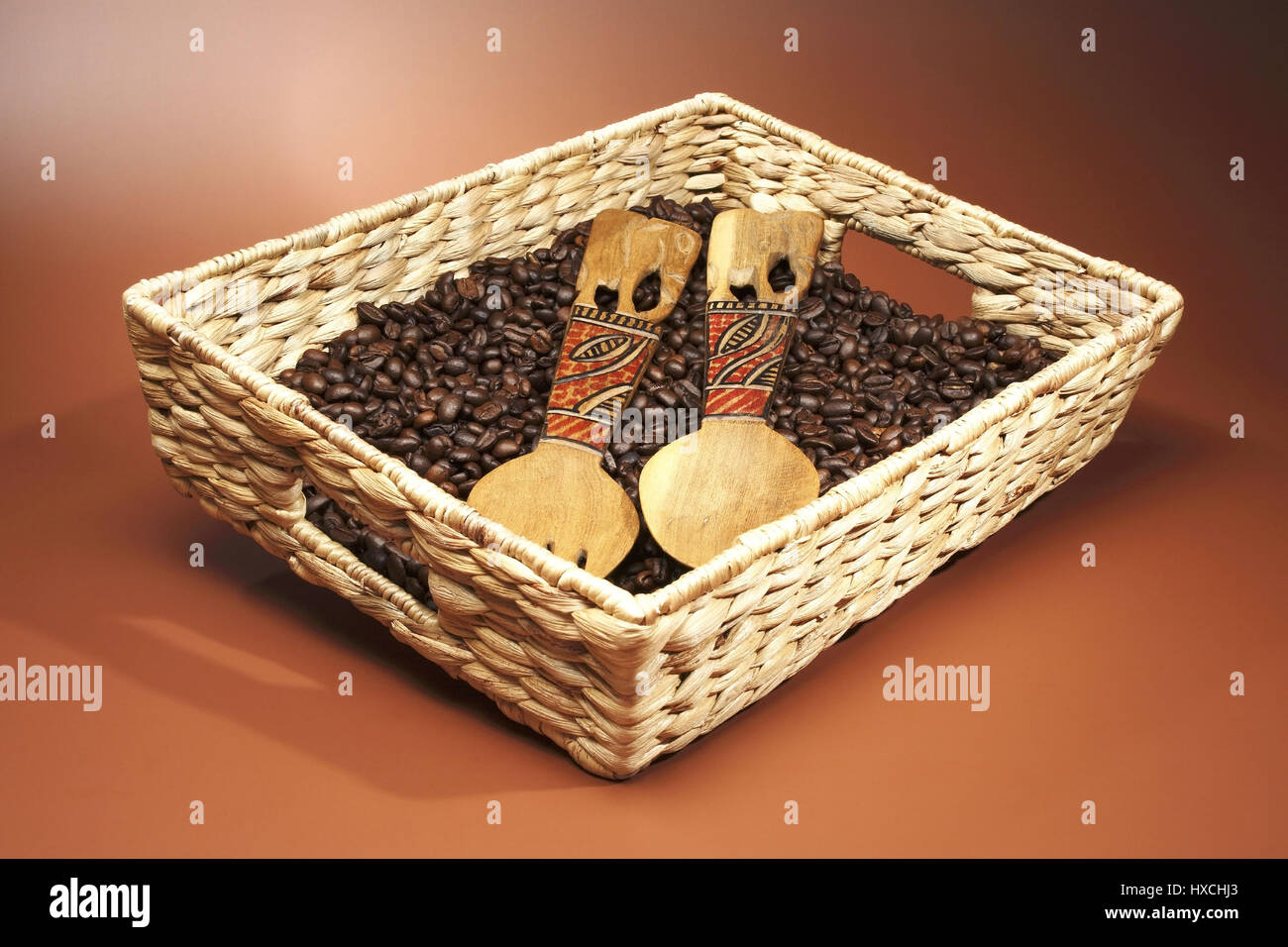 Panier avec des grains de café, Korb mit Kaffeebohnen Banque D'Images