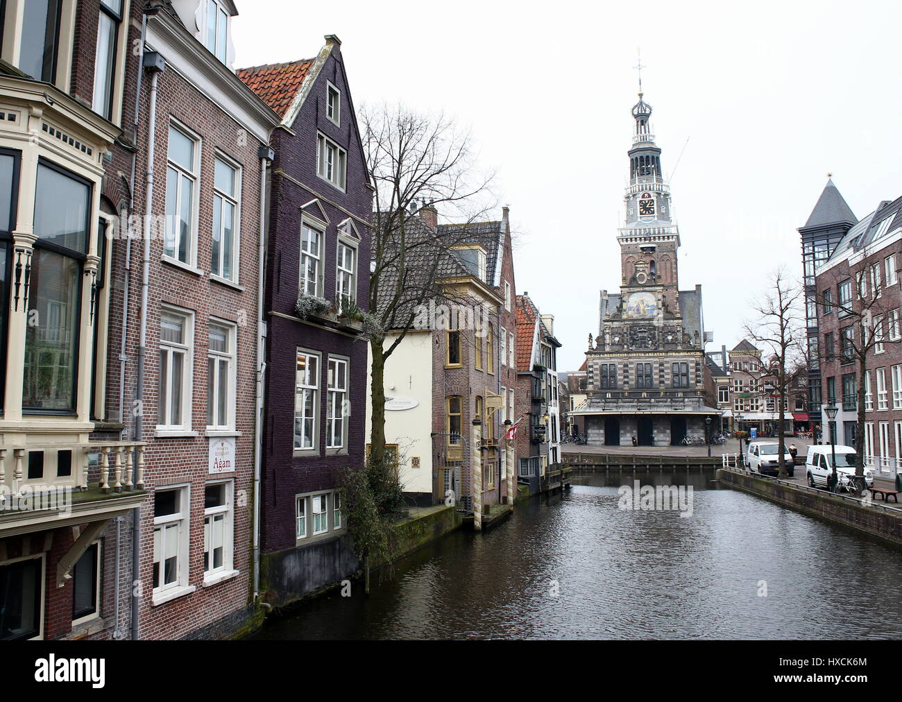 De Waag (maison) à Waagplein square à Alkmaar, Pays-Bas. Vu de Luttik Oudorp canal. Banque D'Images