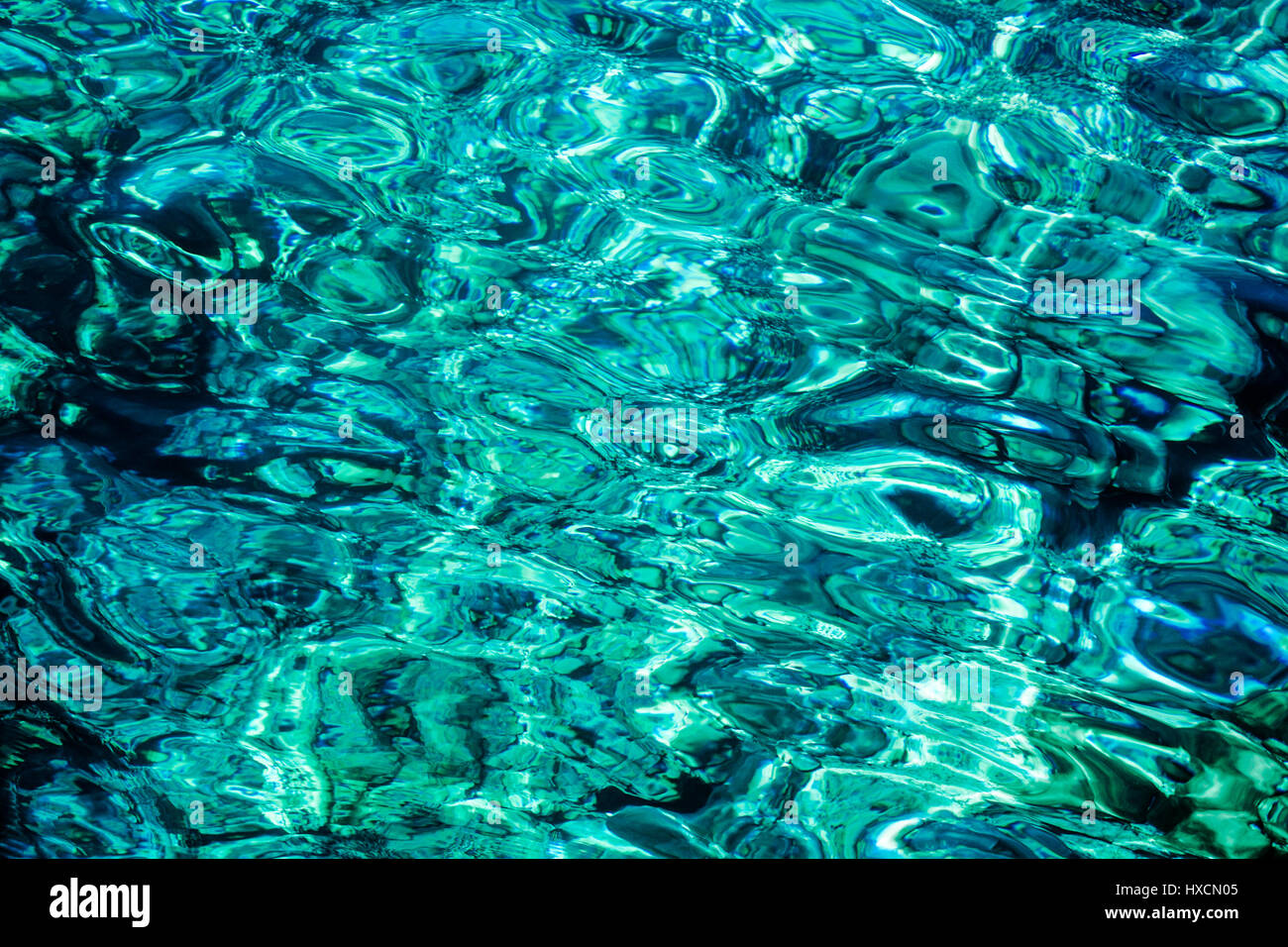 Surface de l'eau liquide bleu azur. abstract background Banque D'Images