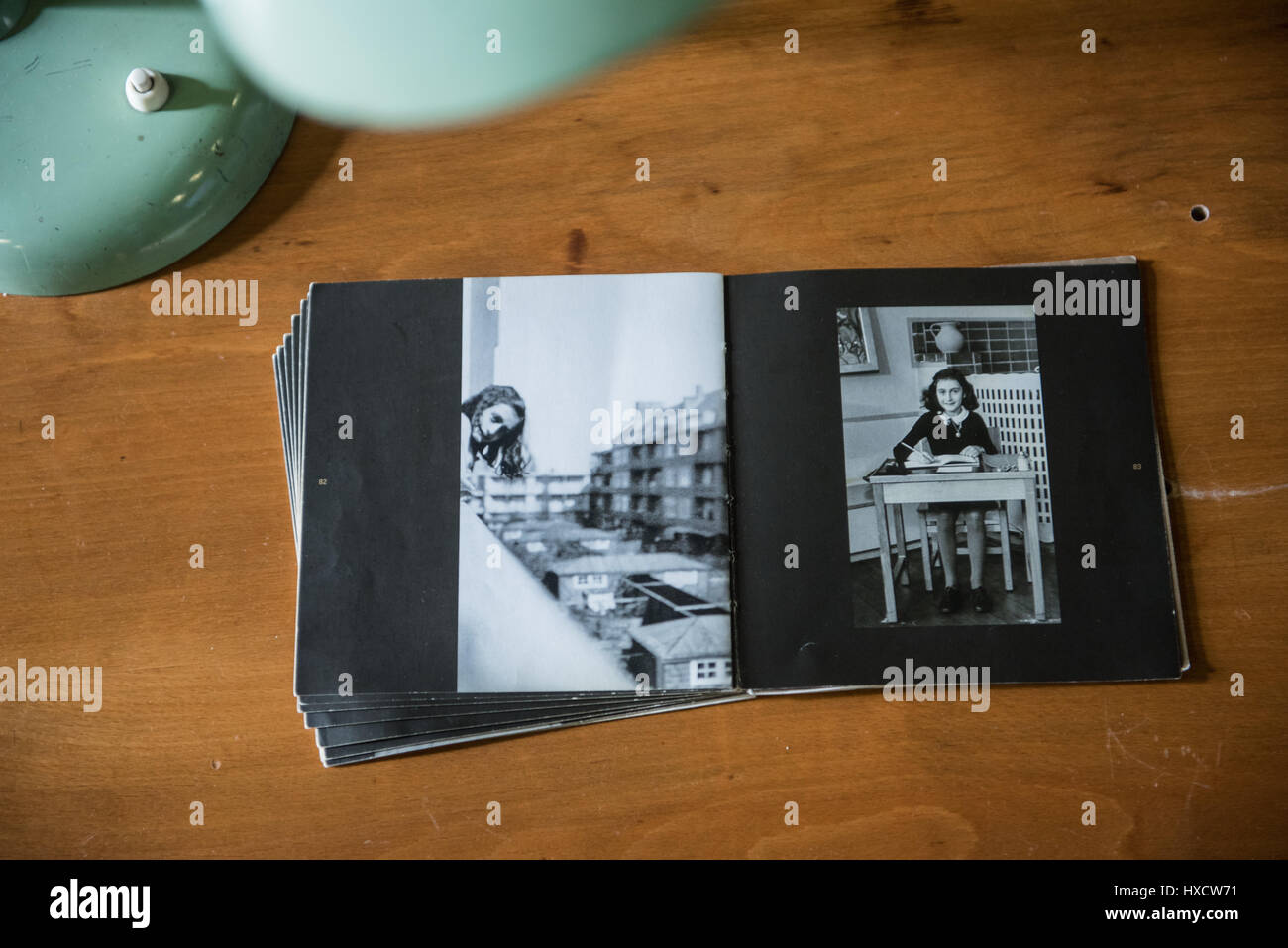Francfort, Allemagne. 24Th Mar, 2017. Un catalogue de photographies de Anne Frank peut être vu à une exposition à Francfort, Allemagne, 24 mars 2017. À la fin de mars de cette année, l'exposition d'Anne Frank. Une fille de l'Allemagne' à l'Anne Frank Centre éducatif s'arrête après 14 ans. Dans l'avenir l'histoire de Frank sera dit avec de nouvelles méthodes. Un laboratoire d'apprentissage interactif sera ouvert à l'été 2018. Photo : Andreas Arnold/dpa/Alamy Live News Banque D'Images