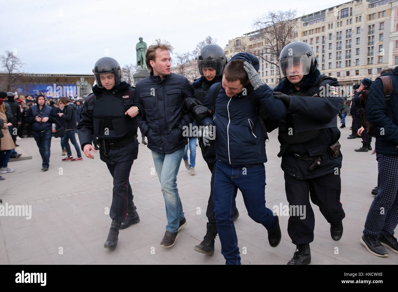 Moscou, Russie. 26 mars 2017. La détention de la police d'un participant à l'opposition russe Alexei Navalny activiste anti-corruption du rassemblement à la place Pouchkine. L'événement n'a pas été autorisée par le Gouvernement de Moscou. Banque D'Images