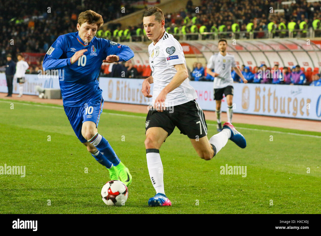 L'Allemagne André SCHUERRLE , à gauche, et de l'Azerbaïdjan Magomed MIRZABEKOV (3) défi pour la balle au cours de leur groupe C de la Coupe du monde match de qualification à l'Tofig Bahramov Stadium à Bakou, Azerbaïdjan, Dimanche 26 Mars, 2016. L'Allemagne a battu l'Azerbaïdjan 4-1. Banque D'Images