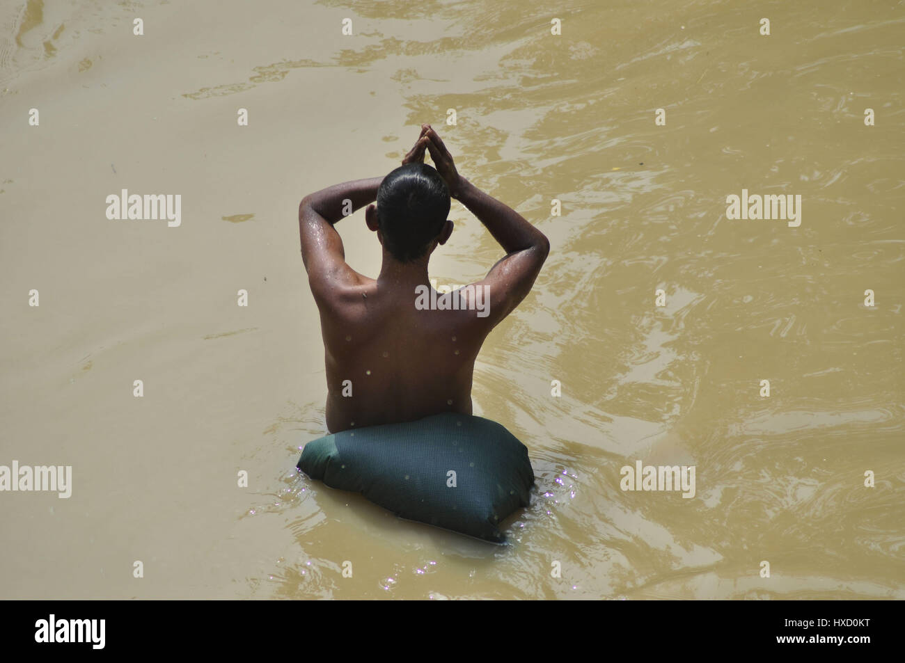 Agartala (Inde). Mar 26, 2017. Holi traditionnelle baignoire en Inde, Baruni Snan Baruni (MELA). Les dévots sont prendre un bain dans la rivière comme aujourd'hui, ses BARUNI SNAN (baignoire) à Agartala, capitale de la nord-est de l'Etat de Tripura. Crédit : Le Pictorium/Alamy Live News Banque D'Images