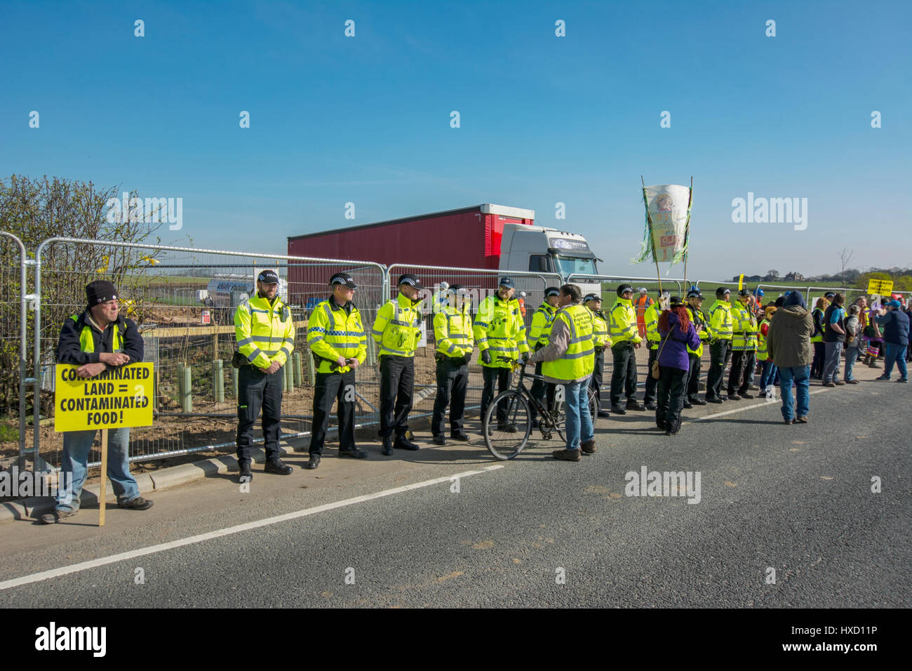 Blackpool, Royaume-Uni. Mar 27, 2017. Happy Mondays star Bez (Mark Berry) a soutenu les manifestants anti-fracturation à l'exploratoire Cuadrilla shalegas site fracturation où les manifestants bloquant la porte 'lent' est un 'Globetrotter' camion comme il a quitté le site. Ils marchaient lentement en ce qui concerne l'Hôtel Lutetia Hall Farm, et dont le pays Le site est en cours de construction sur l'avant, la police a réussi à les déplacer en dehors de la route. L'unité de soutien opérationnel des agents de police s'aligner en face de la place pour aider le camion de quitter le site. Crédit : Dave Ellison/Alamy Live News Banque D'Images