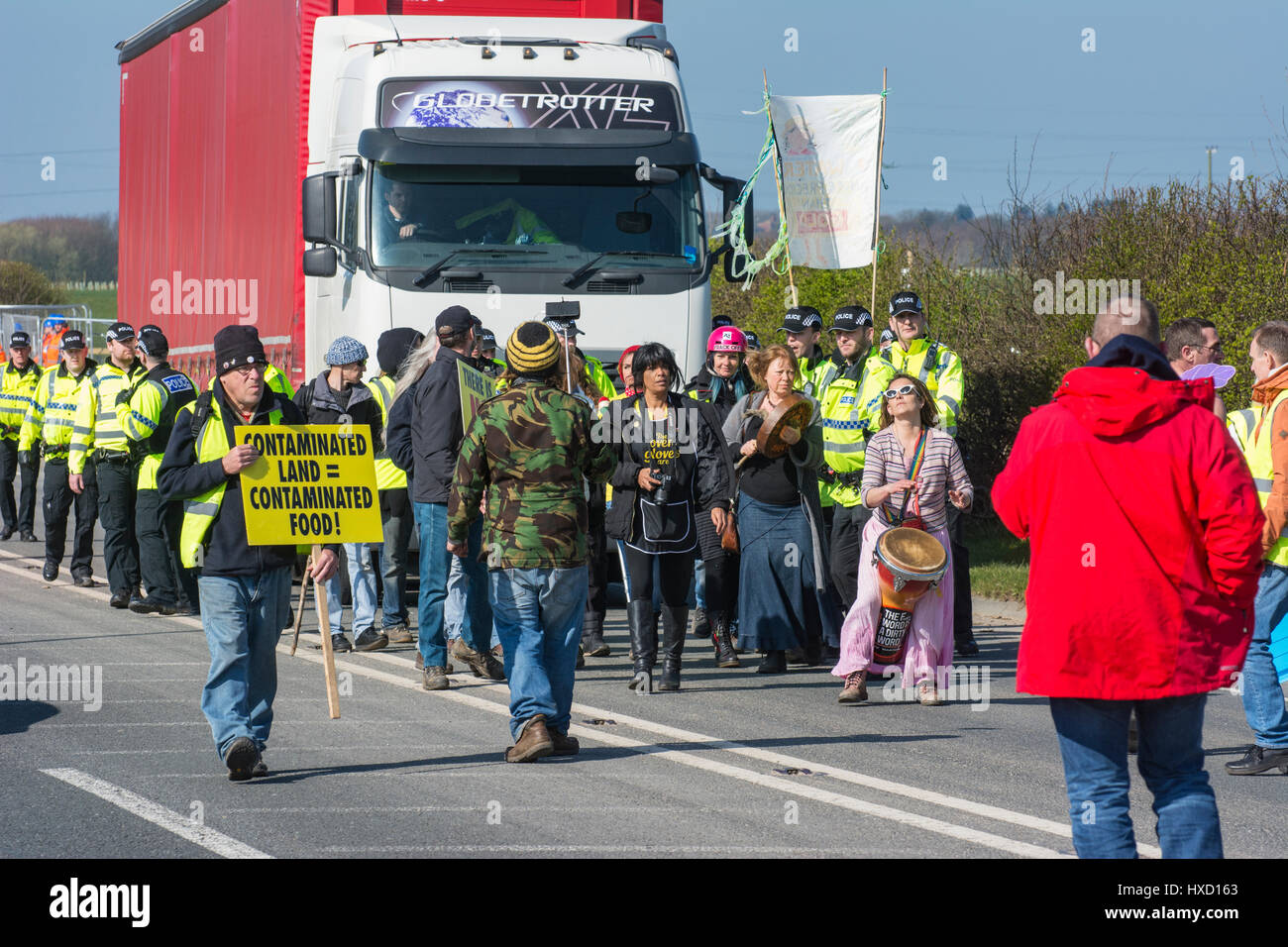 Blackpool, Royaume-Uni. Mar 27, 2017. Happy Mondays star Bez (Mark Berry) a soutenu les manifestants anti-fracturation à l'exploratoire Cuadrilla shalegas site fracturation où les manifestants bloquant la porte d'un marché lent 'Globetrotter' camion comme il a quitté le site. Ils marchaient lentement en ce qui concerne l'Hôtel Lutetia Hall Farm, et dont le pays Le site est en cours de construction sur l'avant, la police a réussi à les déplacer en dehors de la route. Crédit : Dave Ellison/Alamy Live News Banque D'Images