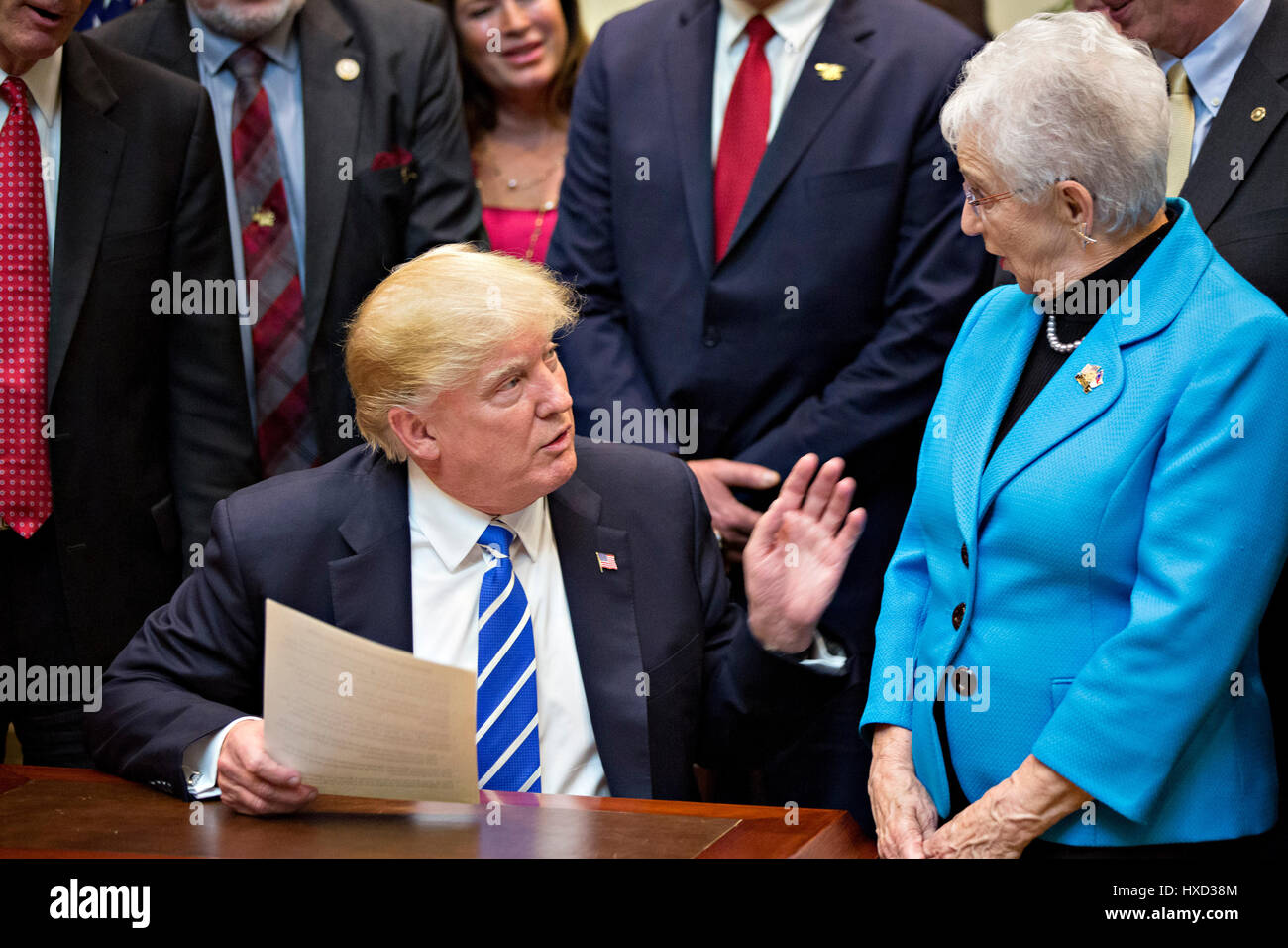 Washington DC, USA. 27 mars, 2017. Le Président des Etats-Unis, Donald Trump nous parle de Virginia Foxx (représentant républicain de Caroline du Nord) à droite, au cours d'une cérémonie de signature du projet de loi dans la Roosevelt Room de la Maison Blanche à Washington, DC, États-Unis, le lundi 27 mars, 2017. Trump a signé quatre factures, H.J. Res 37, H.J. Res 44, H.J. Res. 57 et H.J. Res. 58, qui annulent les mesures mises en place au cours de l'ancienne administration du Président Barack Obama. Credit : MediaPunch Inc/Alamy Live News Banque D'Images