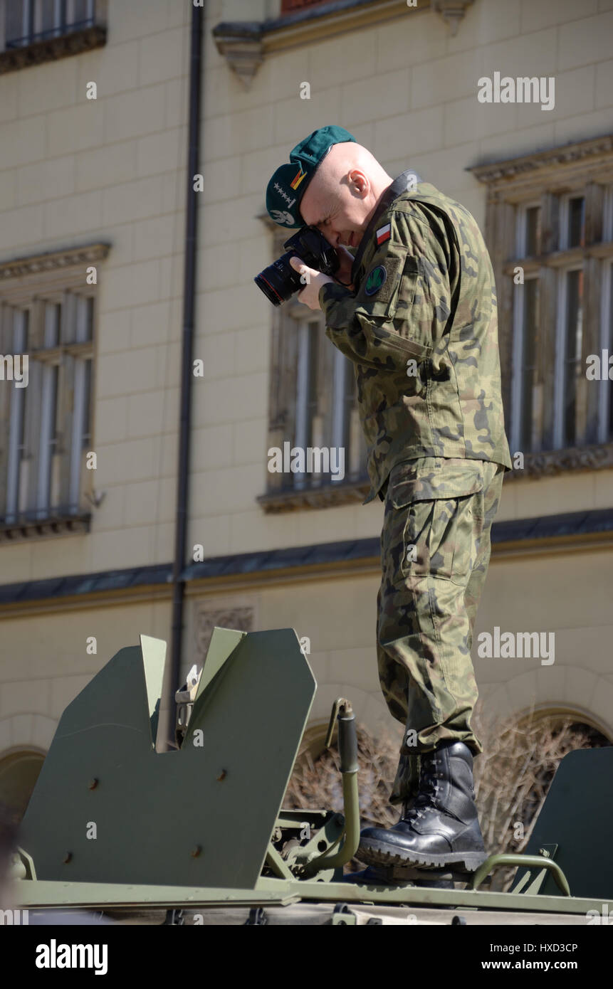 Wroclaw, Pologne. 27 mars 2017. Un bataillon multinational de l'OTAN groupe bataille a rencontré les résidents du sud-ouest de la ville polonaise de Wroclaw le Lundi au cours d'un pique-nique et une exposition de matériel militaire. Le pique-nique de Wroclaw est la première des trois réunions prévues avec des poteaux dans différentes villes du pays. Les deux autres se tiendra à Piotrkow Trybunalski, près de Lodz, Pologne centrale, puis à Varsovie. fot. M. Pawel Mikucki / Alamy Live News Banque D'Images