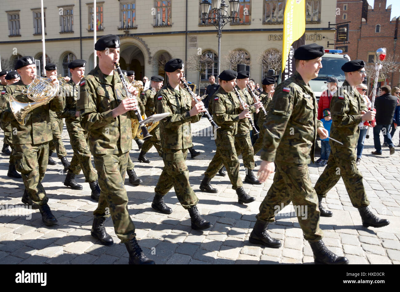 Wroclaw, Pologne. 27 mars 2017. Un bataillon multinational de l'OTAN groupe bataille a rencontré les résidents de l'ouest- sud ville polonaise de Wroclaw le Lundi au cours d'un pique-nique et une exposition de matériel militaire. Le pique-nique de Wroclaw est la première des trois réunions prévues avec des poteaux dans différentes villes du pays. Les deux autres se tiendra à Piotrkow Trybunalski, près de Lodz, Pologne centrale, puis à Varsovie. fot. M. Pawel Mikucki / Alamy Live News Banque D'Images