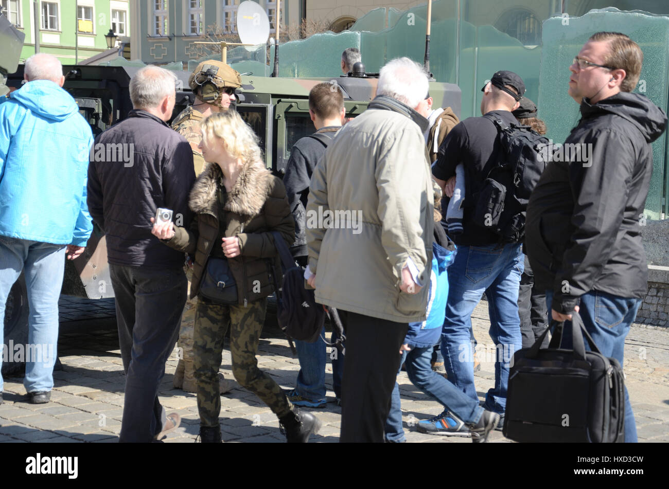 Wroclaw, Pologne. 27 mars 2017. Un bataillon multinational de l'OTAN groupe bataille a rencontré les résidents de l'ouest- sud ville polonaise de Wroclaw le Lundi au cours d'un pique-nique et une exposition de matériel militaire. Le pique-nique de Wroclaw est la première des trois réunions prévues avec des poteaux dans différentes villes du pays. Les deux autres se tiendra à Piotrkow Trybunalski, près de Lodz, Pologne centrale, puis à Varsovie. fot. M. Pawel Mikucki / Alamy Live News Banque D'Images