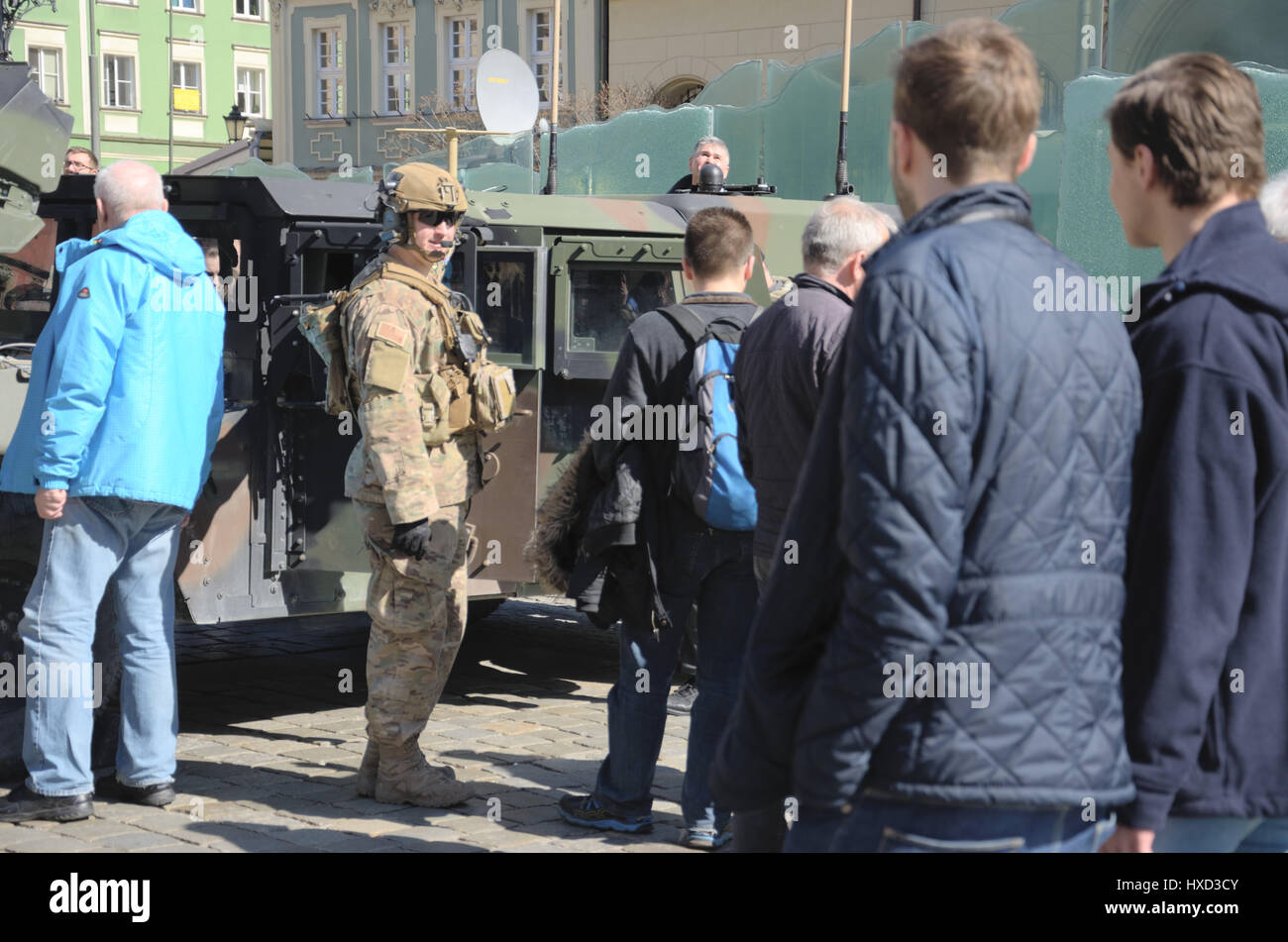 Wroclaw, Pologne. 27 mars 2017. Un bataillon multinational de l'OTAN groupe bataille a rencontré les résidents de l'ouest- sud ville polonaise de Wroclaw le Lundi au cours d'un pique-nique et une exposition de matériel militaire. Le pique-nique de Wroclaw est la première des trois réunions prévues avec des poteaux dans différentes villes du pays. Les deux autres se tiendra à Piotrkow Trybunalski, près de Lodz, Pologne centrale, puis à Varsovie. fot. M. Pawel Mikucki / Alamy Live News Banque D'Images