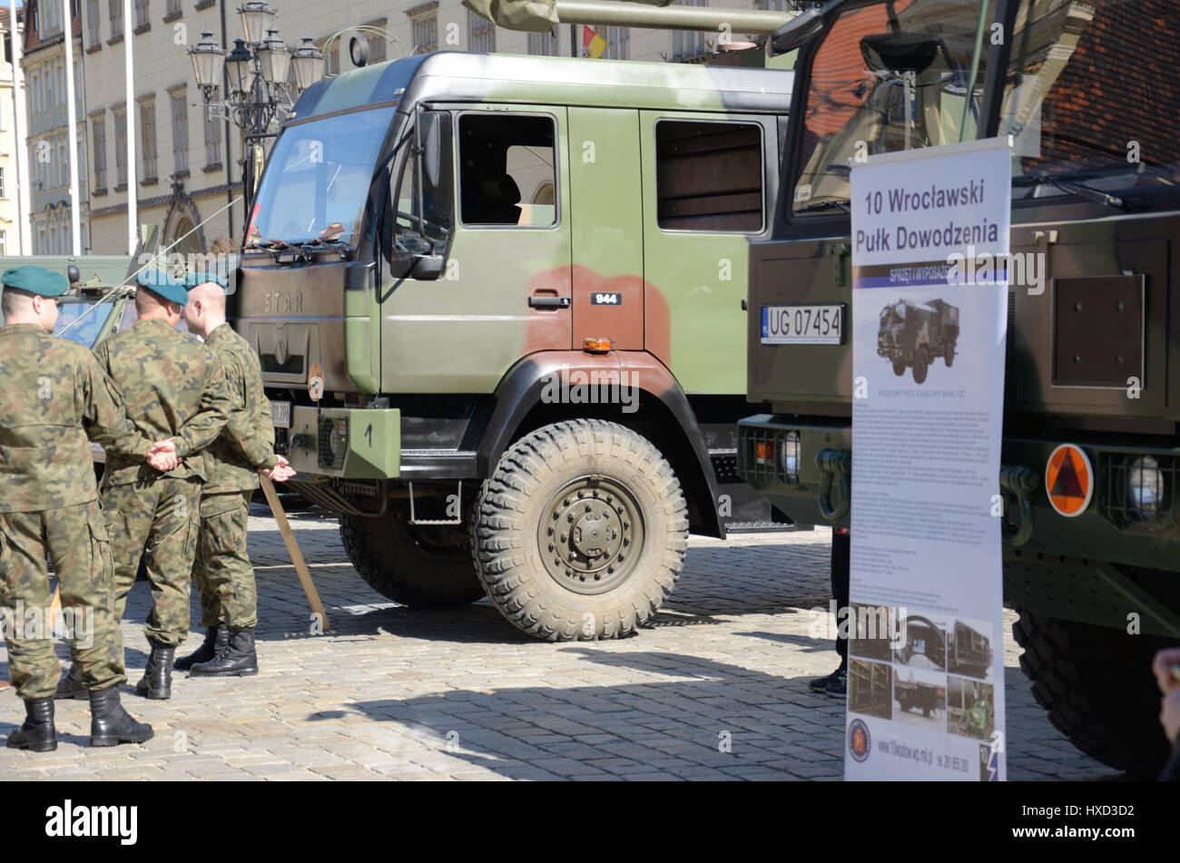 Wroclaw, Pologne. 27 mars 2017. Un bataillon multinational de l'OTAN groupe bataille a rencontré les résidents de l'ouest- sud ville polonaise de Wroclaw le Lundi au cours d'un pique-nique et une exposition de matériel militaire. Le pique-nique de Wroclaw est la première des trois réunions prévues avec des poteaux dans différentes villes du pays. Les deux autres se tiendra à Piotrkow Trybunalski, près de Lodz, Pologne centrale, puis à Varsovie. fot. M. Pawel Mikucki / Alamy Live News Banque D'Images