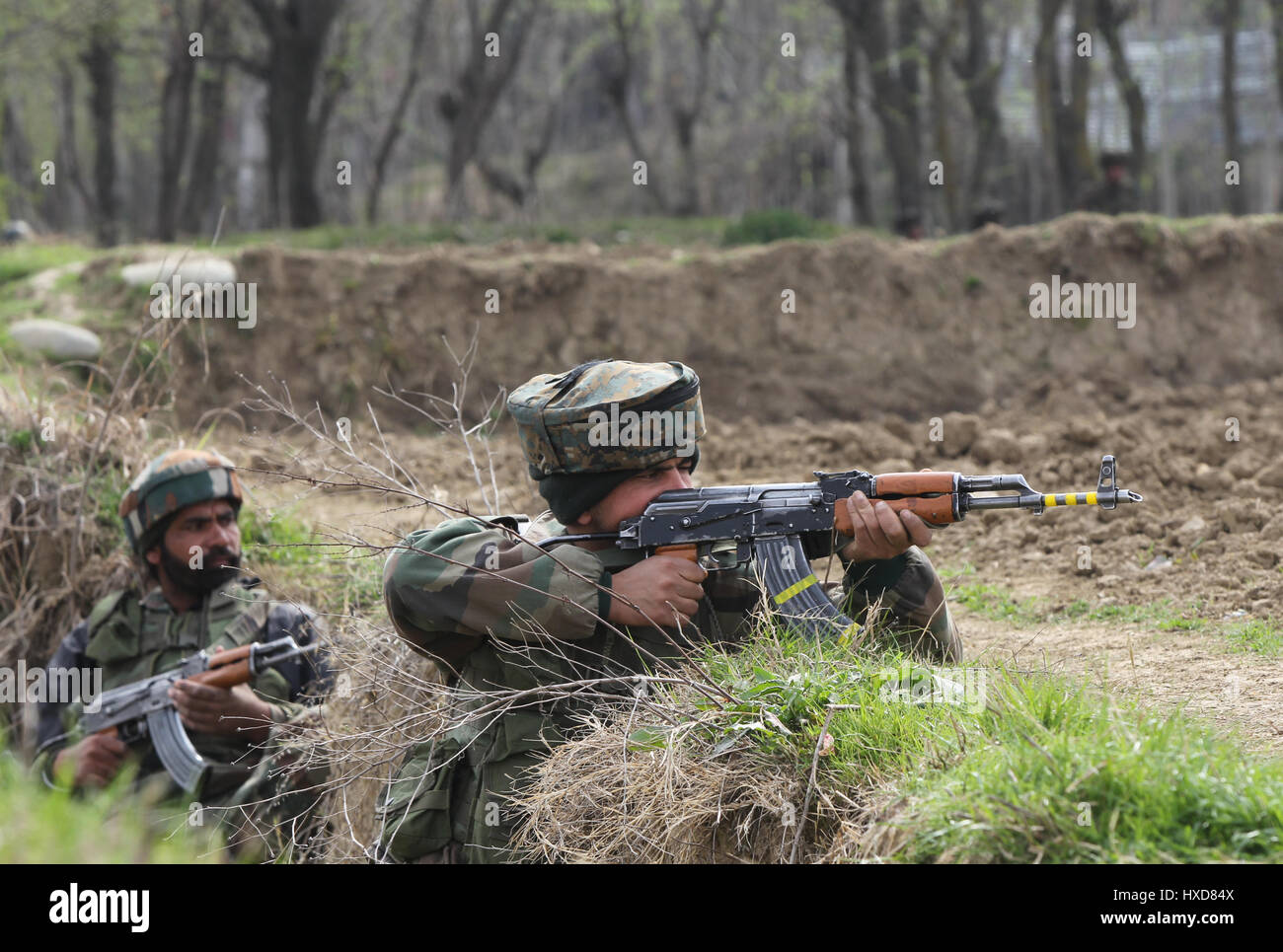 Srinagar, au Cachemire. Mar 28, 2017. L'armée indienne troopers prendre position au cours d'une fusillade dans le village en Durbugh Chadoora Budgam de district, à environ 22 km au sud de la ville de Srinagar, la capitale d'été du Cachemire, le 28 mars 2017. Au moins trois jeunes ont été tués et 13 autres blessés mardi après que les forces gouvernementales ont tiré sur les manifestants à proximité d'un gunfight site en cachemire agitée, a annoncé la police. Credit : Javed Dar/Xinhua/Alamy Live News Banque D'Images