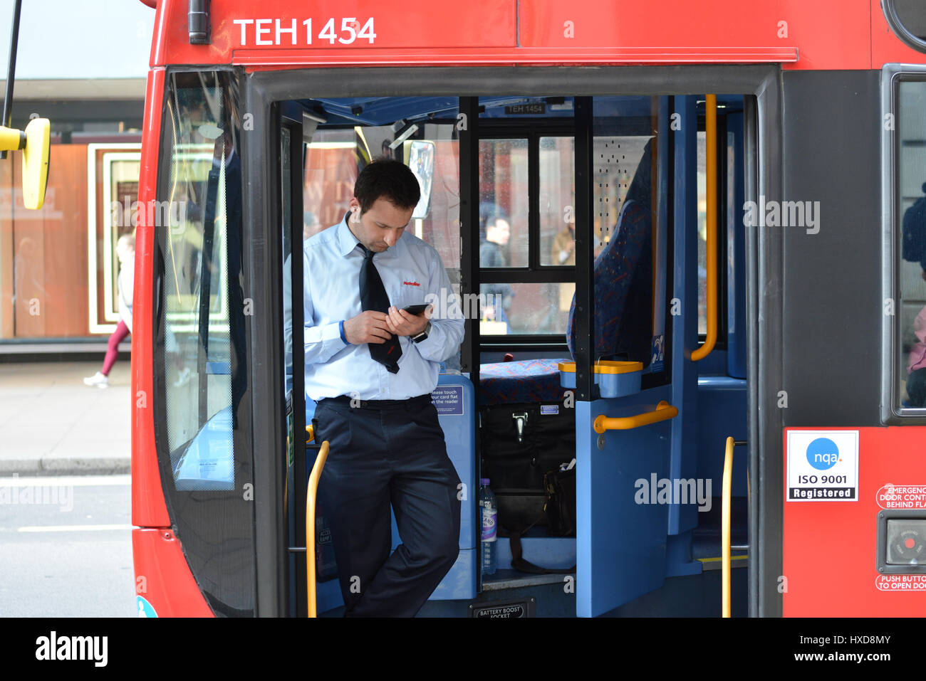 Oxford Street, Londres, Royaume-Uni. 28 mars 2017. Remplissage des bus Oxford Street après une collision entre un piéton et un bus. Crédit : Matthieu Chattle/Alamy Live News Banque D'Images