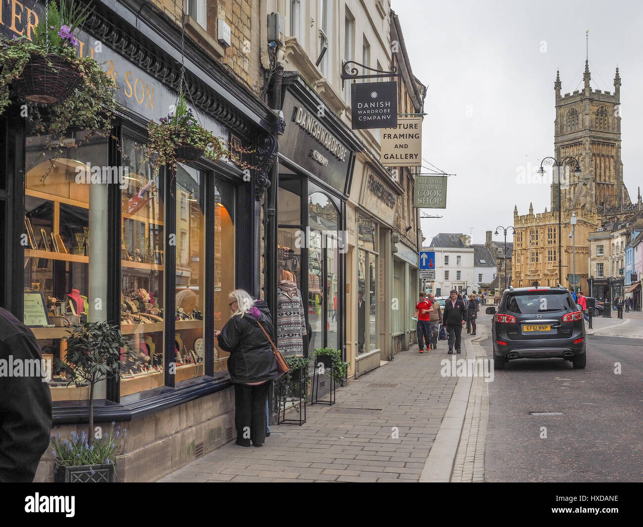 Une vue de la Place du Marché vers St John the Baptist Church et boutiques indépendantes avec le nouveau régime de la route dans le centre centre de Cirencester Banque D'Images