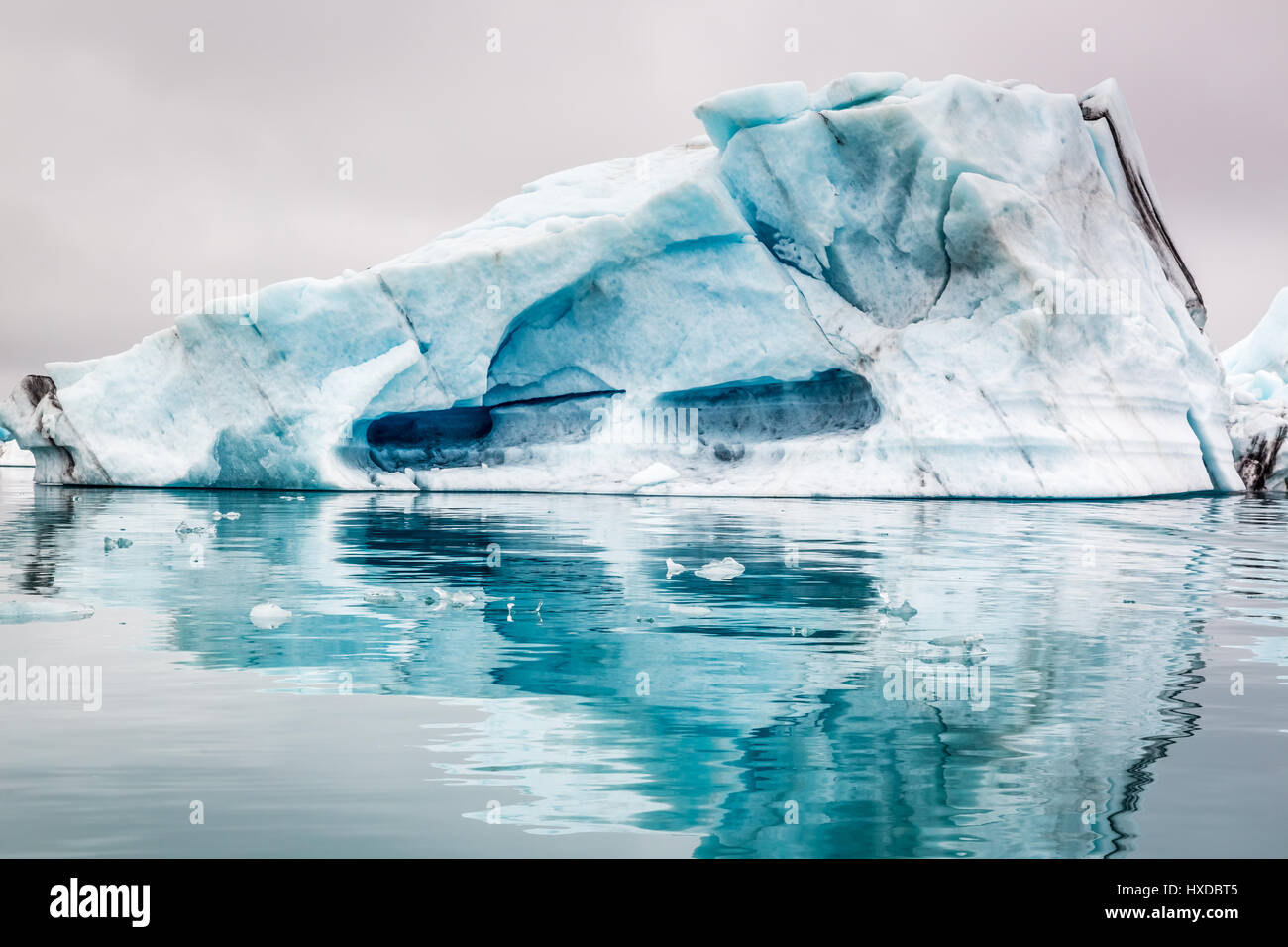 Gros iceberg sur le lac en Islande Banque D'Images