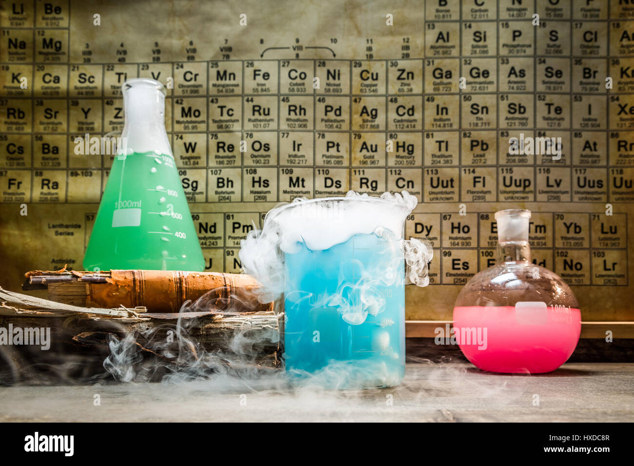 Laboratoire chimique universitaire avec tableau périodique des éléments Banque D'Images