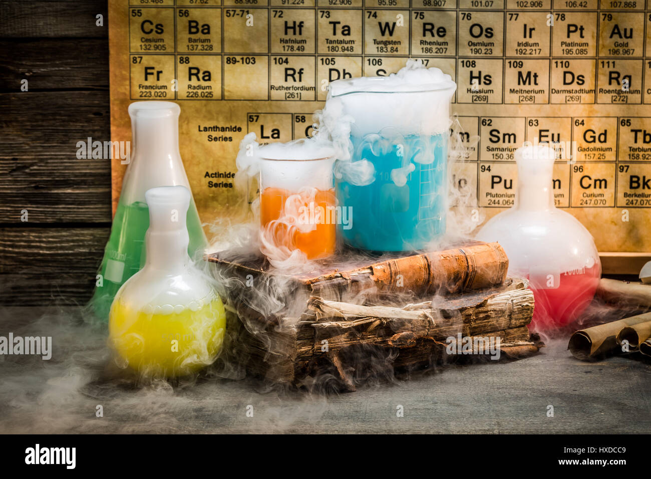 Réaction chimique dynamique au cours d'une leçon de chimie Banque D'Images