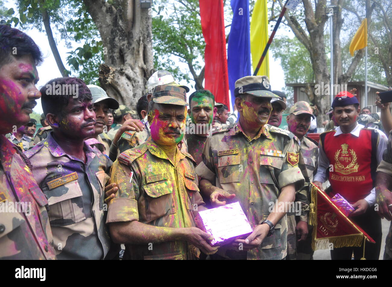 Holi entre les gardes-frontière de l'Inde et le Bangladesh - 12/03/2017 - Inde / / Agartala Tripura - BSF (Force de sécurité des frontières de l'Inde) et du garde-frontière Bangladesh) est en cours de lecture et d'échange d'holi sweetes en frontière internationale, Indo-Bangla frontière dans Agartala, capitale de la nord-est de l'Etat de Tripura. Holi est un festival du printemps hindoue en Inde et au Népal, aussi connu comme le "festival des couleurs" ou le "festival de l'amour". Le festival marque la victoire du bien sur le mal, - Saha / Le Pictorium Abishai Banque D'Images