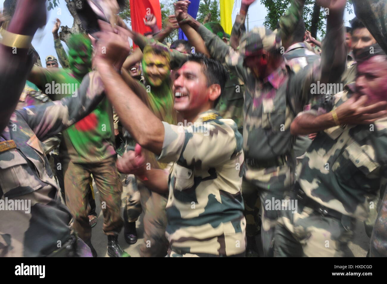 Holi entre les gardes-frontière de l'Inde et le Bangladesh - 12/03/2017 - Inde / / Agartala Tripura - BSF (Force de sécurité des frontières de l'Inde) et du garde-frontière Bangladesh) est en cours de lecture et d'échange d'holi sweetes en frontière internationale, Indo-Bangla frontière dans Agartala, capitale de la nord-est de l'Etat de Tripura. Holi est un festival du printemps hindoue en Inde et au Népal, aussi connu comme le "festival des couleurs" ou le "festival de l'amour". Le festival marque la victoire du bien sur le mal, - Saha / Le Pictorium Abishai Banque D'Images