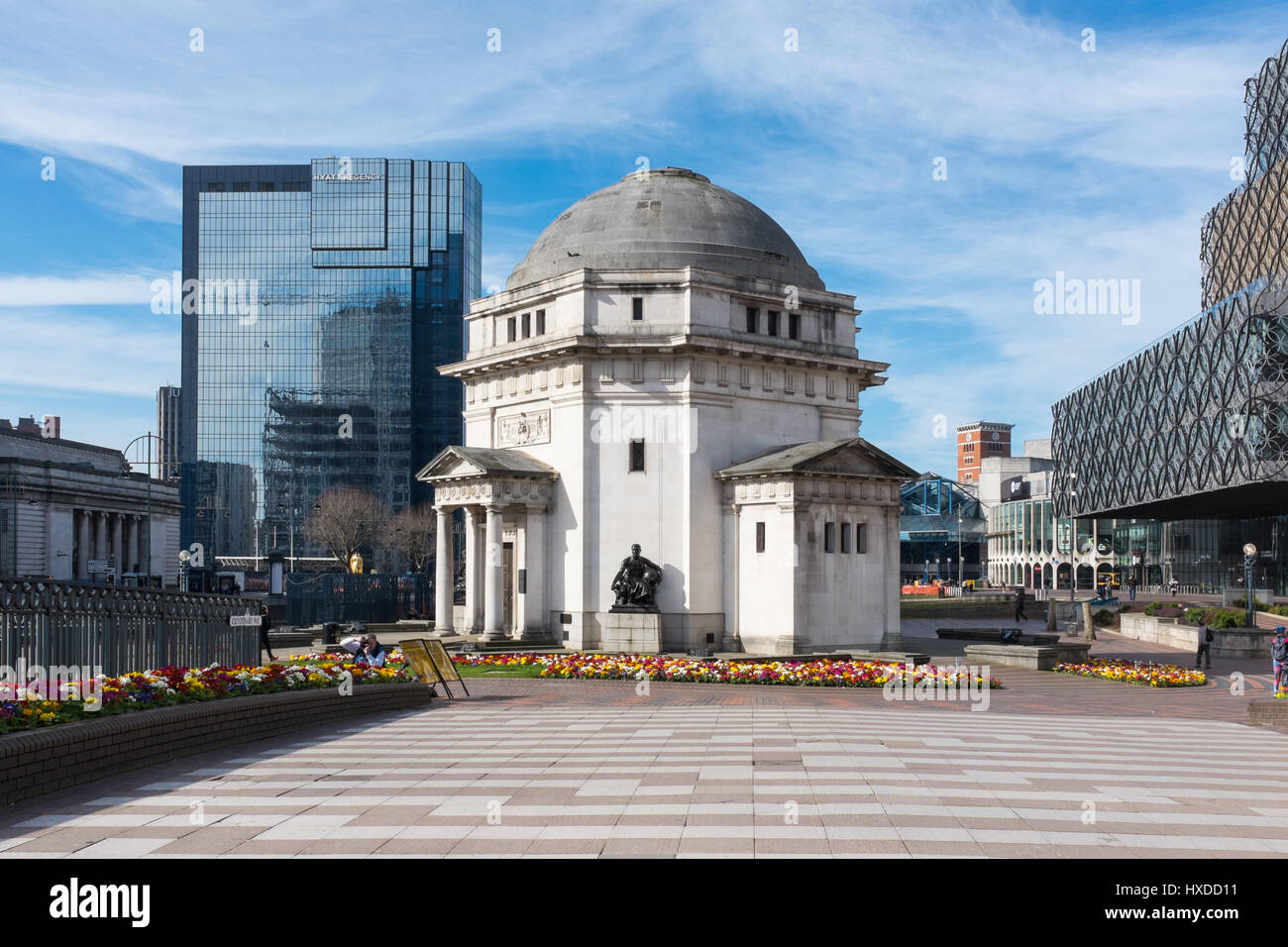 Mélange d'ancien et de nouveaux bâtiments à Centenary Square, Birmingham y compris la bibliothèque de Birmingham et Hall de la mémoire Banque D'Images