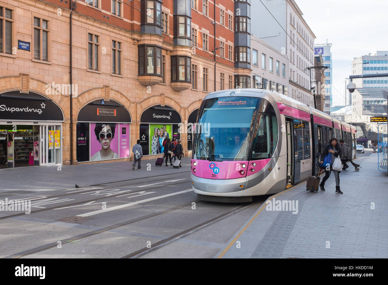 Les lignes sur le nouveau réseau de tramway en Corporation Street dans le centre-ville de Birmingham Banque D'Images