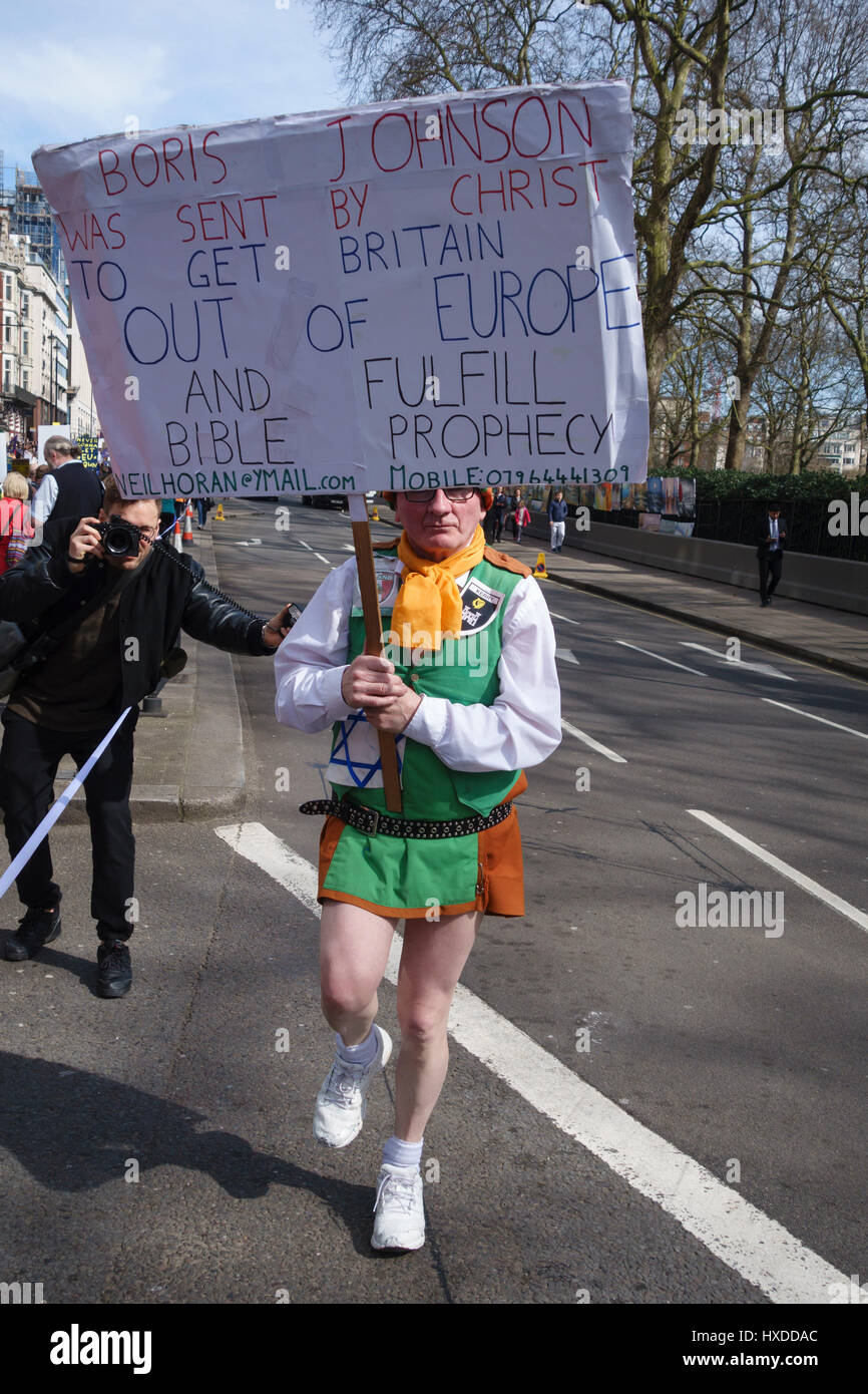 Neil Horan, un excentrique évangéliste chrétien aussi connu comme le prêtre danse, pour protester contre l'UE pro mars à Londres sur le 60e anniversaire de l'UE Banque D'Images