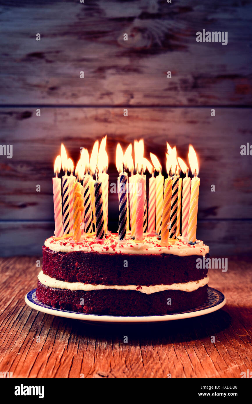 Un Gateau Garni De Quelques Bougies Allumees Avant De Souffler Le Gateau Sur Une Table En Bois Rustique Against A Blue Background Photo Stock Alamy