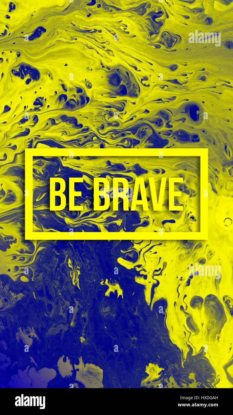 Soyez courageux motivational quote sur abstract background liquide. Banque D'Images