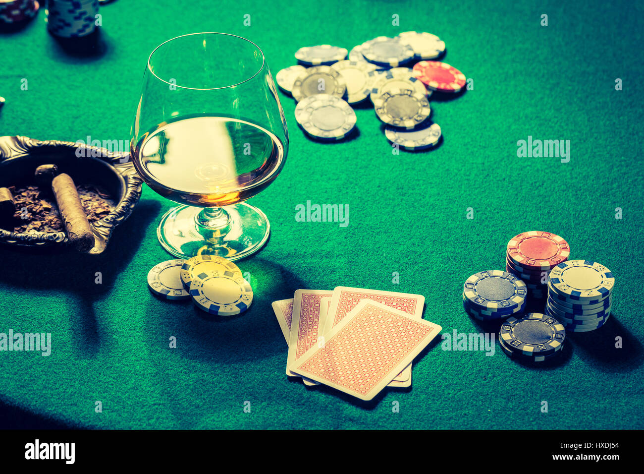 Vintage table de poker avec Jetons et cartes Banque D'Images