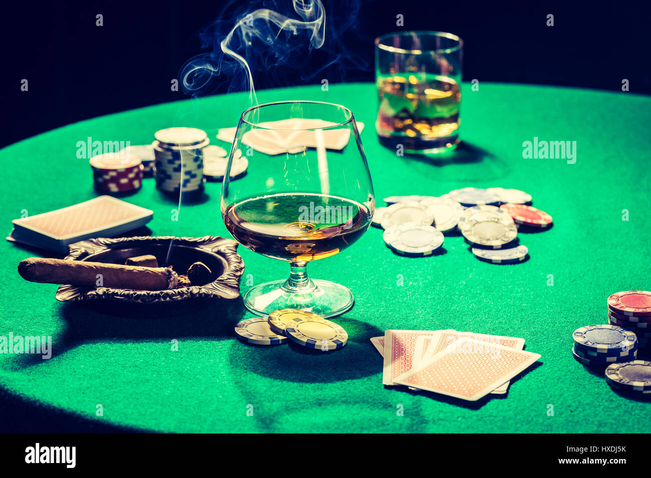 Libre de la table de poker avec Jetons et cartes Banque D'Images