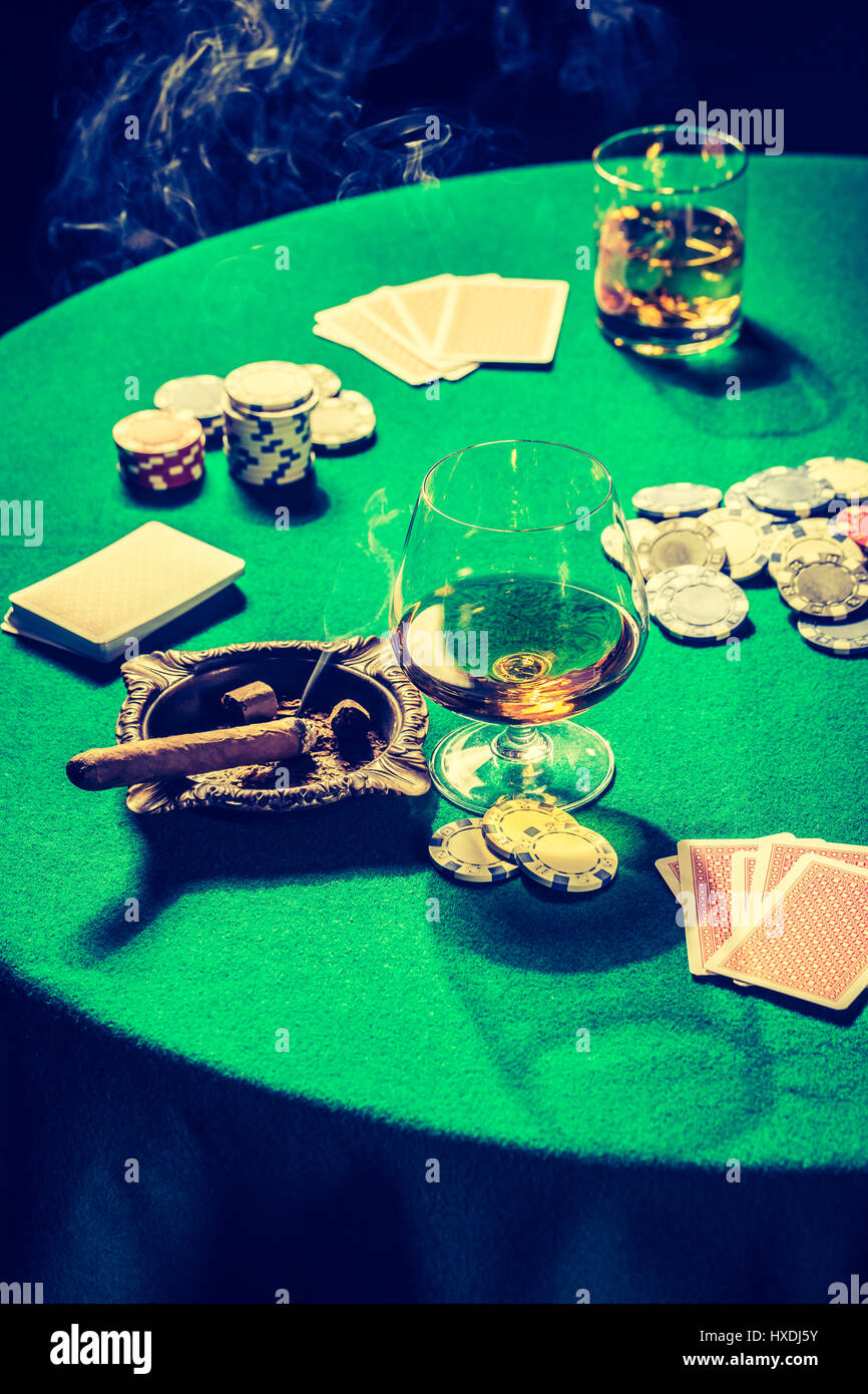 Vintage table pour poker avec cartes et puces Banque D'Images