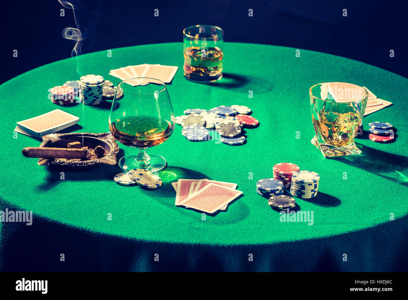 Jetons et cartes dans l'ancienne table de poker Banque D'Images